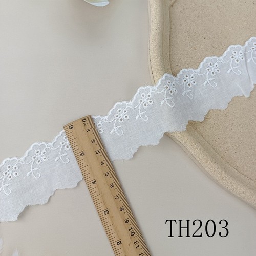 White cotton broderie - 1m,