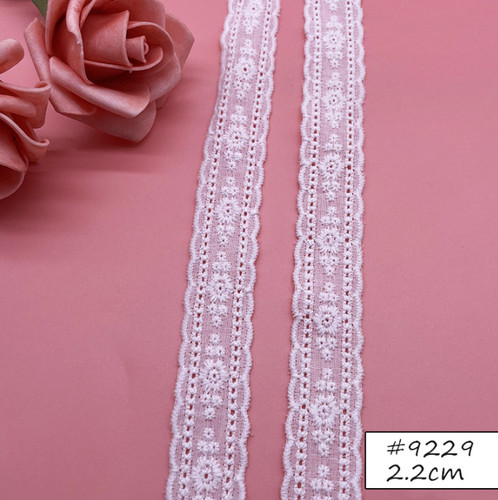 2cm cotton broderie - 0.9"/2.2cm,