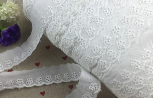 White cotton broderie - 1m,
